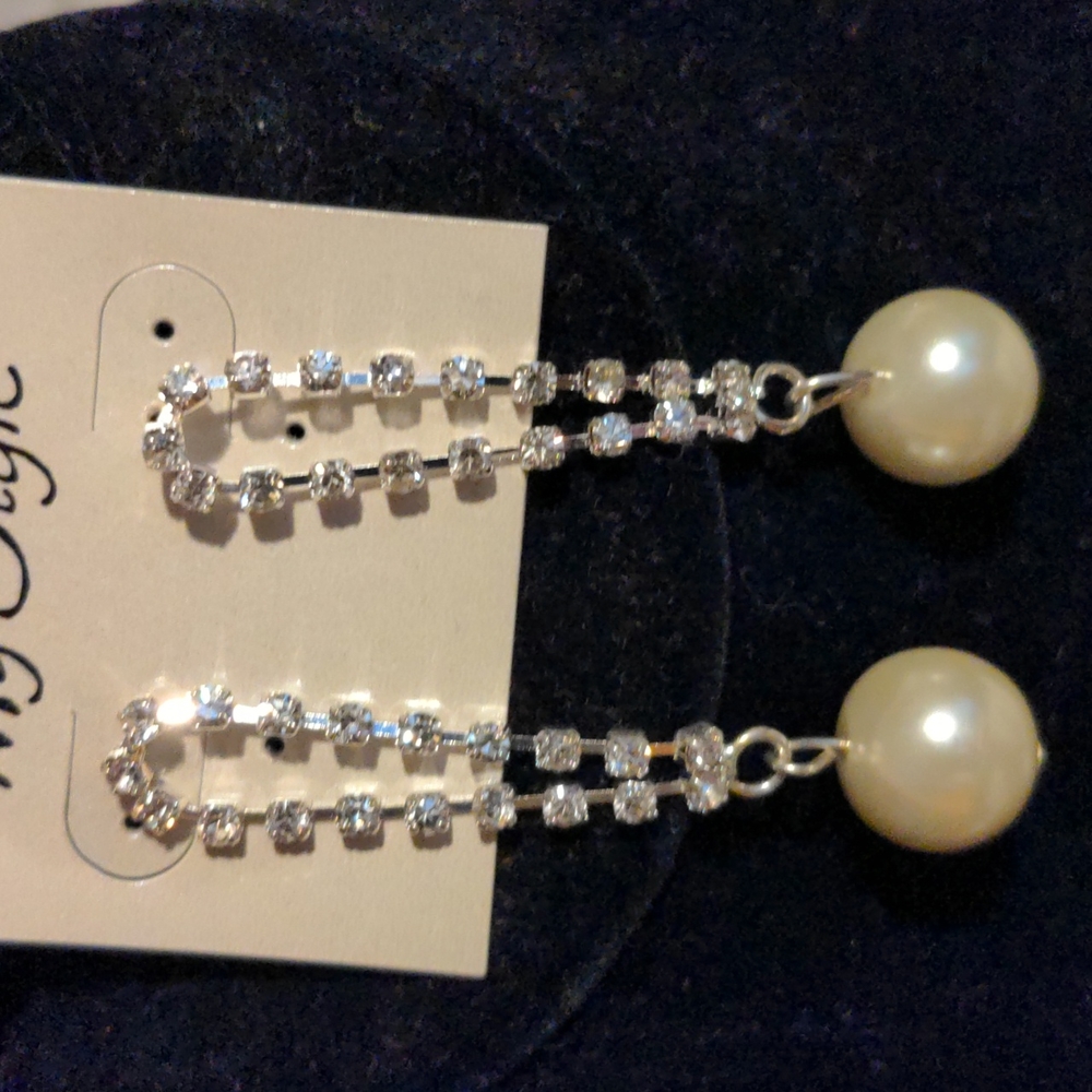 ❤️ Pearl Rhinestone Diamond pierced dangle earrings NWT